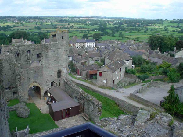 Middleham-Castle.jpg